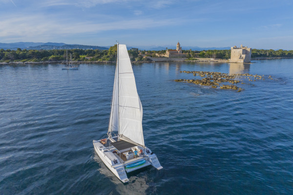 Profitez d’une journée d’exception à bord du catamaran Black Sail : navigation, détente et découverte entre les Îles de Lérins et le massif de l’Estérel.