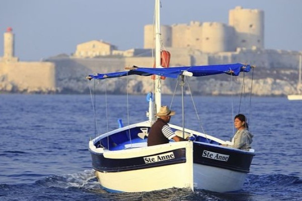 Barque marseillaise devant le Château D'IF au Frioul