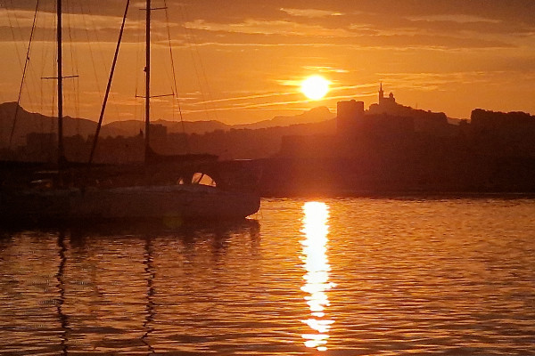Coucher de soleil dans les Calanques de Marseille