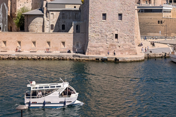 Promenade en mer dans le Marseille historique