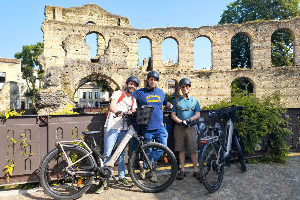 Bordeaux à vélo à travers les places secrètes et les monuments iconiques