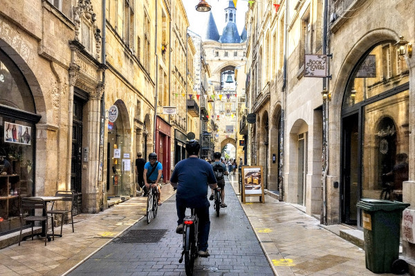 Bordeaux à vélo à travers les places secrètes et les monuments iconiques