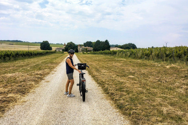 Avec un guide expert, l'itinéraire de Bordeaux à Saint-Emilion à vélo vous emmènera à travers les chemins et les routes de campagne secrètes. 