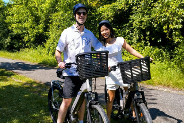Aller à Saint-Emilion à vélo depuis Bordeaux est une expérience accessible à tous & à partager à deux, entre amis ou en famille.