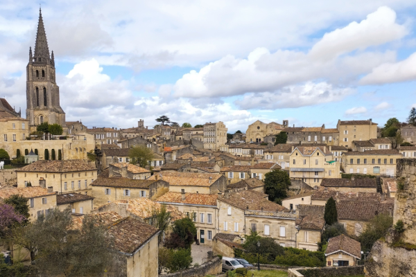 Saint-Emilion à vélo est une expérience authentique pour découvrir les secrets de cette ville médiévale. Les itinéraires à vélo vous emmèneront loin des routes touristiques classiques.
