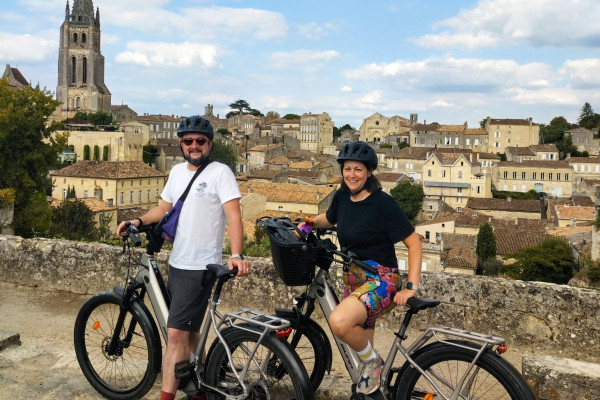 Saint-Emilion à vélo est une expérience authentique pour découvrir les secrets de cette ville médiévale. Les itinéraires à vélo vous emmèneront loin des routes touristiques classiques.