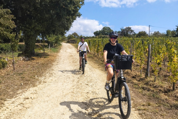 Aller à Saint-Emilion à vélo depuis Bordeaux est une expérience accessible à tous & à partager à deux, entre amis ou en famille.