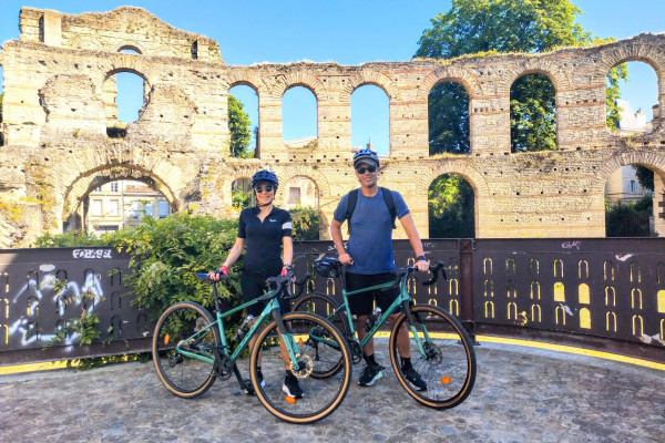 Passage à vélo gravel devant les ruines du Palais Gallien à Bordeaux.