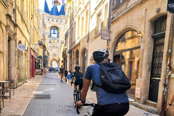 Départ de la visite gravel dans le centre historique de Bordeaux.