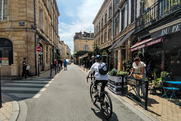 Exploration du quartier des Chartrons à vélo gravel dans la Rue Notre-Dame.