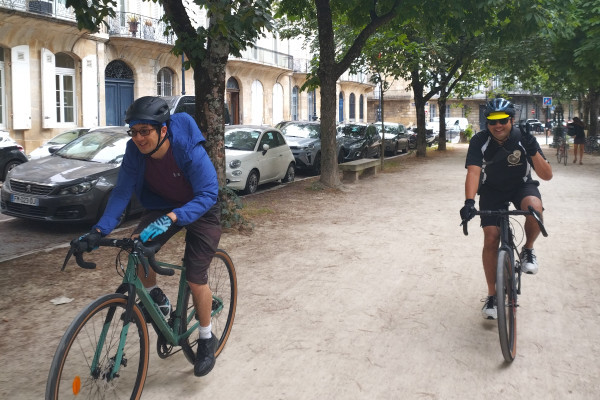 Cyclistes traversant le Jardin Public lors d’une sortie gravel guidée.