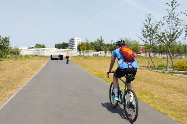 Rues calmes et modernes parfaites pour le gravel en plein Bordeaux.