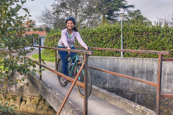 Cyclistes profitant des routes tranquilles dans les vignobles bordelais.