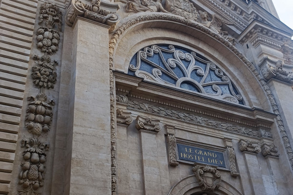Vue de la façade de l'entrée principal de l'hôtel dieu 