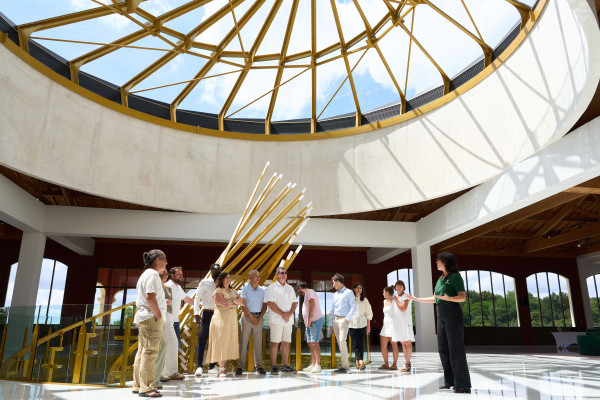 Nous vous invitons à admirer cette prouesse architecturale fascinante, fruit d’une vision audacieuse qui nous inspire à créer un vin d’exception.