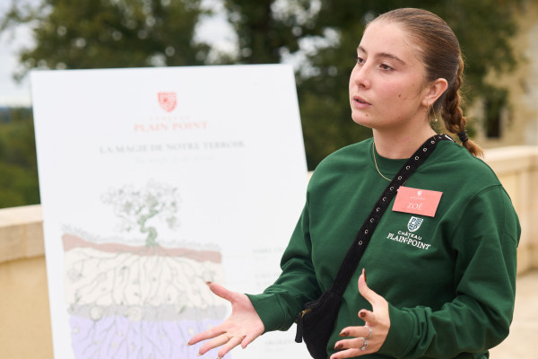 Nous vous invitons à découvrir l’essence de l’appellation Fronsac et sa mosaïque de terroirs, une terre de merveilles qui n’attend que d’être explorée