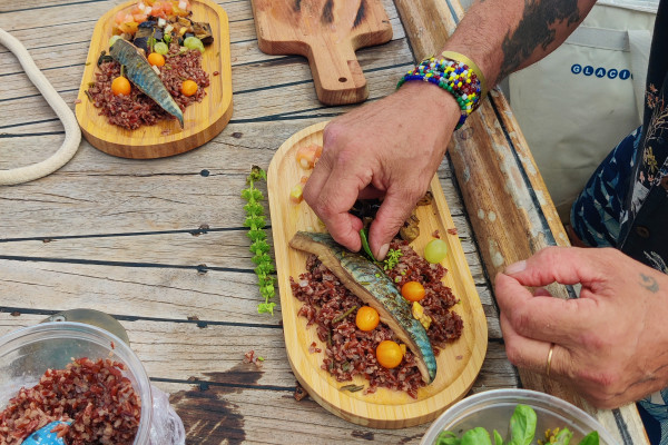 Maquereau marqué à la flamme, focaccia noire au fenouil - Riz rouge de Camargue et légumes confits