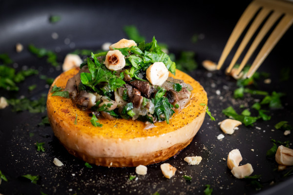 Mini palets de courge butternut rôtis, fricassée de champignons de Paris bruns à la noisette et au persil

