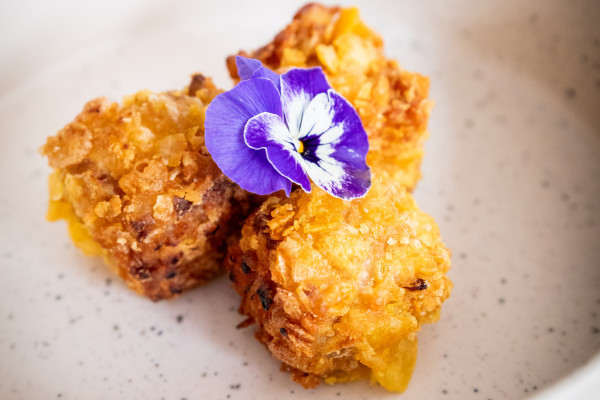 Dés de tofu mariné pané aux corn-flakes