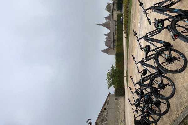 Découvrir le Château de Corcelles en vélo avec Semita Tours