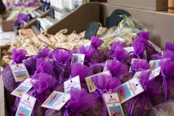 Un stand de produits à base de lavande de Provence avec en premier plan des sachets de lavande