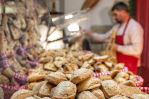 Un producteur de biscuits provençaux, les navettes est visibles dans le fond de sa boutique de biscuits.