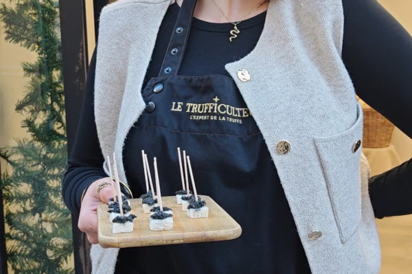 Une vendeuse propose une dégustation de produits à base de truffes françaises et provençales.