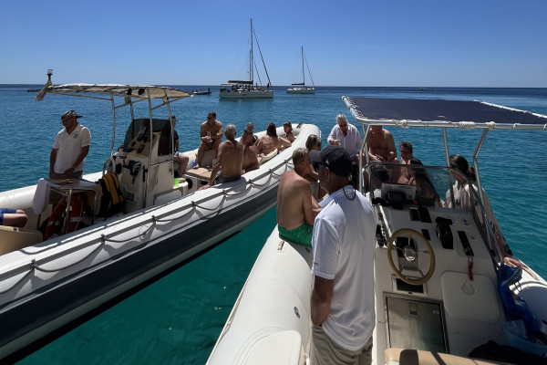 Admirez la célèbre plage Mari Pintau, la “mer peinte