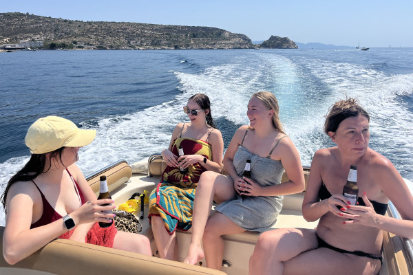 Naviguez vers les eaux cristallines de Cala Regina