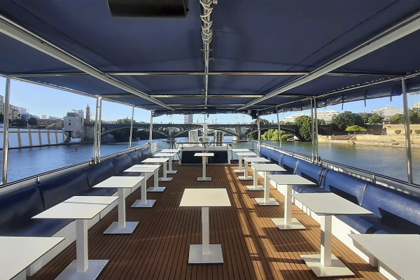 Vue depuis le bateau lors d’une croisière sur le Guadalquivir à Séville.