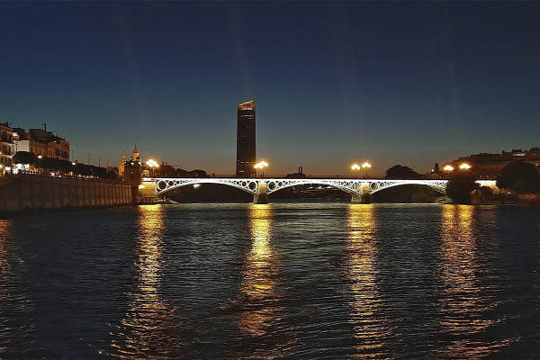 Vue sur le pont de Triana lors de la visite en bateau avec dégustation de tapas.