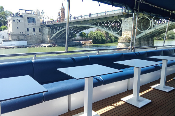 Intérieur du bateau avec sièges confortables pendant la croisière.