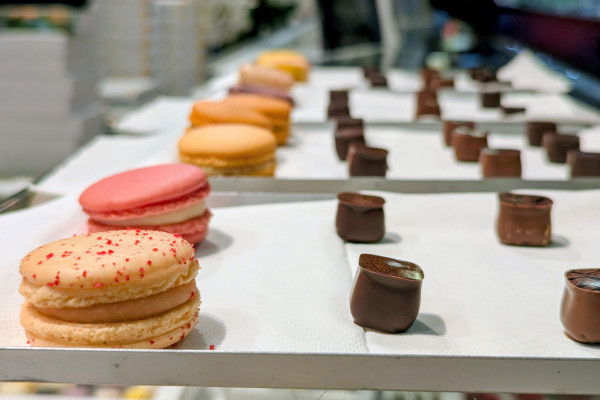 Dégustation de macarons d'une maison artisanale lors d'un Food Tour aux Halles Paul Bocuse