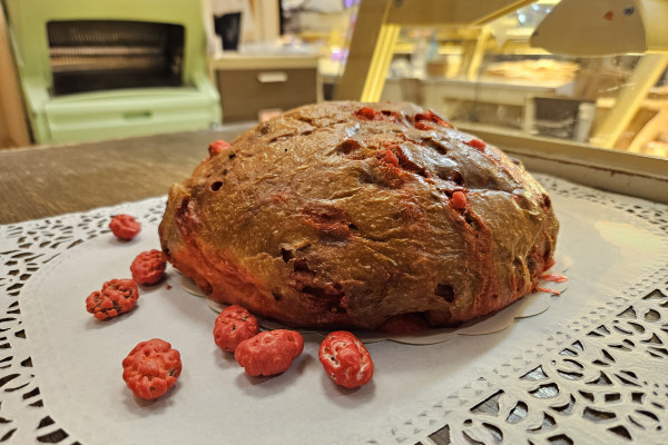 Dégustation d'une brioche à la praline rose spécialité lyonnaise d'un Food Tour aux Halles Paul Bocuse