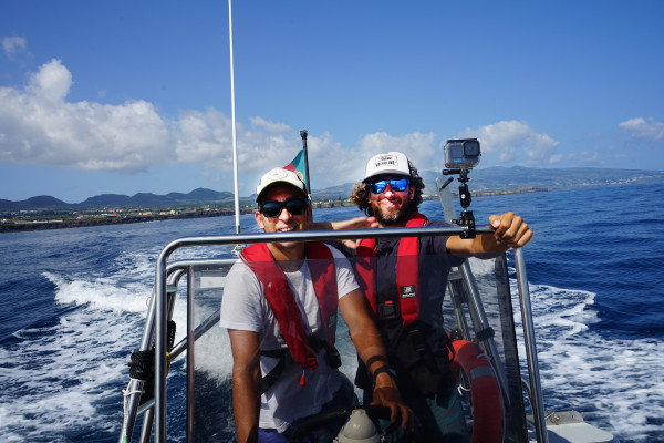équipe tourisme Açores, personnel excursion en bateau, expérience touristique