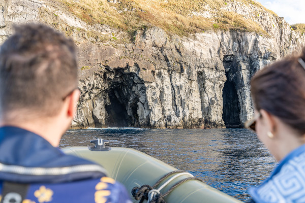 Ponta do Cintrão, grottes côtières Açores, excursion en bateau Açores