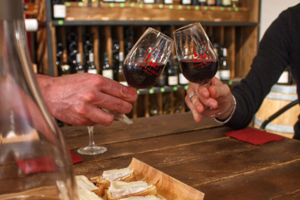 Deux personnes partagent du vin lors d'une masterclass vins et fromages dans une cave emblématique d’Aix-en-Provence.