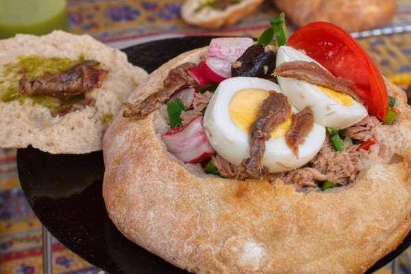 Un pan bagnat, sandwich provençal, coupés avec uniquement des produits locaux et de saison.