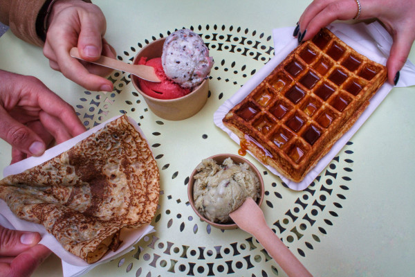 Une pause assise avec une glace de la région ainsi qu'une gaufre et une crêpe faite maison.