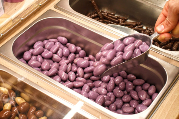 Amandes enrobées d'un chocolat très original à la lavande.