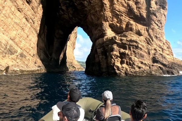 alt="Exploration des arches naturelles du Morro das Capelas sur la côte nord de São Miguel"