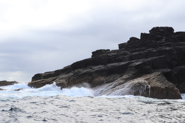 alt="Diversité des formations volcaniques le long de la côte nord de São Miguel"
