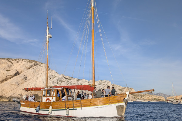 NAVIRE DE TRADITION CALANQUE DE MARSEILLE