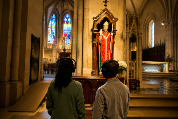 Un couple en plein voyage sonore, devant la statue de Saint-Seurin.