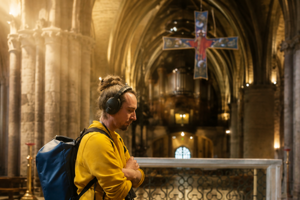 Un visiteur écoutant l'histoire de Basilique Saint-Seurin, au pied du maître autel.