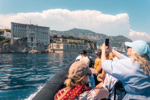 Excursion en mer entre Nice et Monaco à bord de nos semi-rigides Black Tenders. Découvrez les villas prestigieuses, les criques cachées et les panoramas exceptionnels de la Côte d’Azur, accompagné d’un capitaine expérimenté. Une balade inoubliable entre d