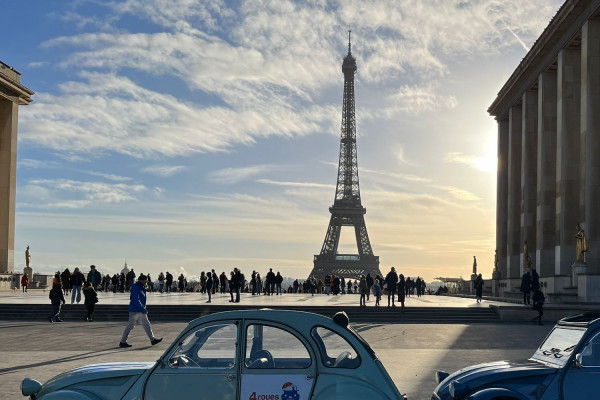 Bon cadeau – Visite de Paris en 2CV (2h)