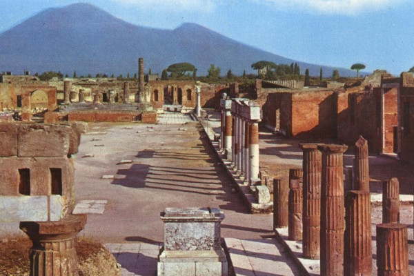 Pompei mit Berg Vesuv im Hintergrund