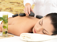 Entspannung bei einer Hot-Stone-Massage in Hamburg